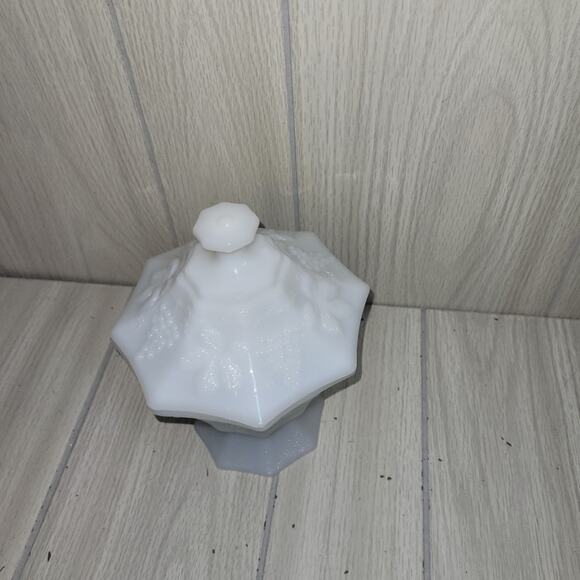 Vtg 40s White Milk Glass Footed Candy Dish W/Lid Grape Desighn Cottagecore - Picture 2 of 7